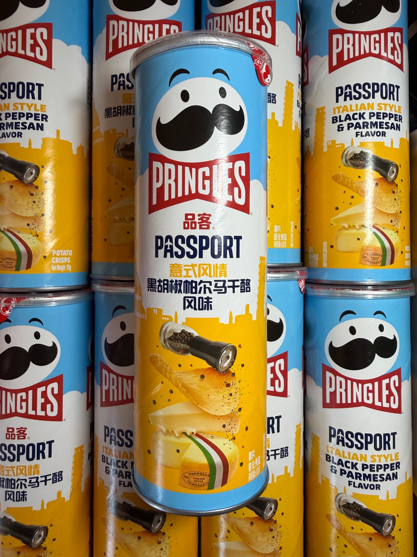 PRINGLES - Black Pepper & Parmesan (Chips goût poivre noir et parmesan)
